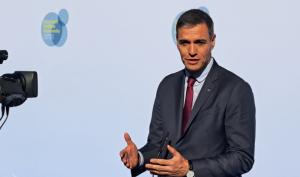 Pedro Sánchez atiende a losperiodistas en el Palacio de Congresos de Granada.