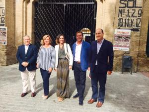 Concejales populares ante la Plaza de Toros.