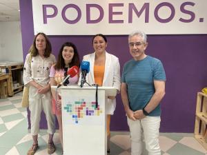 Alejandra Durán, con otros representantes de Podemos.