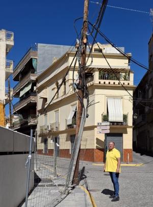 José Rodriguez, junto a un poste de luz en malas condiciones en Iznalloz.