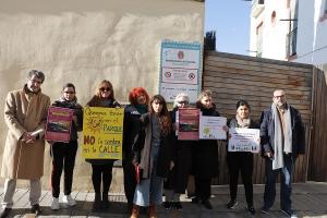 Concejales de Podemos-IU y vecinas, este jueves junto al parque cerrado.