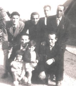 Tres de los seis guerrilleros del Grupo de Pablo tras llegar a Francia, a finales de 1952. Pérez Rubiño es el agachado de la derecha; Enrique Urbano, en pie, tercero desde la derecha; y José Navas Navas, en pie, primero por la derecha. 