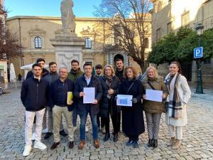 Cargos del PP en la Plaza de la Universidad, presentando su petición.