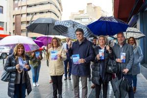 Carlos Rojas con otros representantes del PP en Motril, entre ellos la alcaldesa.