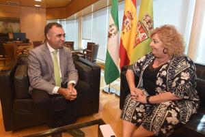 El presidente de la Diputación de Granada, Francisco Rodríguez, junto a la portavoz del Partido Socialista en la Diputación, Fátima Gómez. 