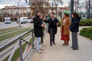 Cuenca y ediles socialistas junto al Metro.