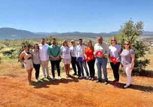 Representantes del PSOE durante la visita a Huétor Vega. 