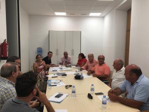 El grupo parlamentario socialista con agricultores de la Costa. 