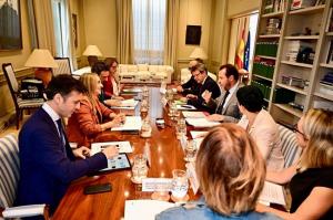 La alcaldesa de Granada, Marifrán Carazo, a la izquierda en el centro en la imagen, frente al ministro de Transportes y Movilidad Sostenible, Óscar Puente, hace dos semanas en Madrid - 