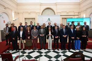 La consejera de Fomento, con la mayoría de los cargos públicos de la Junta y del PP en el Parlamento, en la presentación de las cuentas.