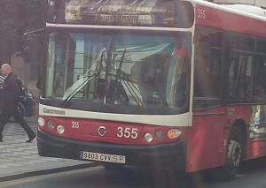 Autobús de la línea 11 por Reyes Católicos con más de 14 años. 