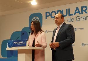 Rocío Díaz en una rueda de prensa con Sebastián Pérez.