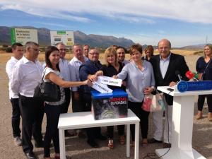 Sebastián Pérez con alcaldes y otros cargos públicos de su partido.