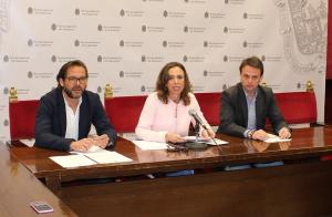 Rocío Díaz entre Juan Antonio Fuentes y Antonio Granados.