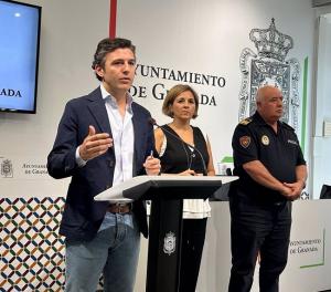 Los concejales Jorge Saavedra y Ana Agudo con el jefe de la Policía Local en una rueda de prensa.