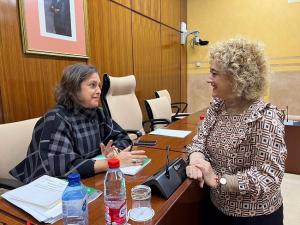 La consejera de Salud y Consumo, Catalina García, y la parlamentaria granadina, Rosa Fuentes.