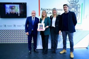 La alcaldesa tras la firma del convenio con el presidente de la Federación de Cofradías.