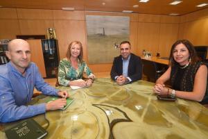 El presidente de la Diputación de Granada junto a representantes de los sindicatos. 