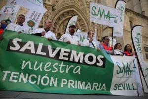 Imagen de la protesta ante la sede del SAS en Sevilla.  