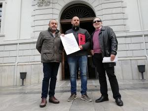 Luis Cotarelo (CGT), flanqueado por Antonio Huertas (UGT) y Julio Delegado (CCOO).