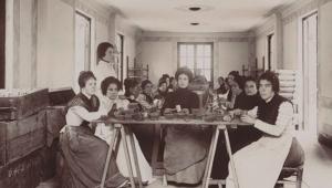Trabajadoras de El Fargue rellenan vainas de cartuchos a principios del siglo XX. La plantilla de la fábrica siempre ha contado con un 30% de mujeres en sus talleres.
