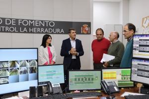 Pedro Fernández e Inmaculada López, en la visita al centro de control de túneles de la Herradura