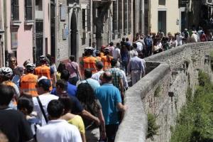 Carrera del Darro, atestada de turistas.