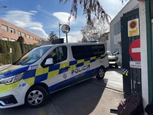 Patrullas de la Policía Local, este martes, saliendo de la Jefatura.