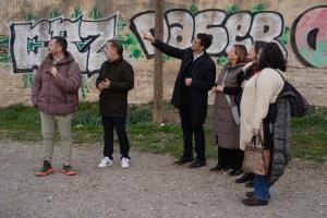 Cuenca con ediles socialistas y vecinas, en su visita a la muralla.