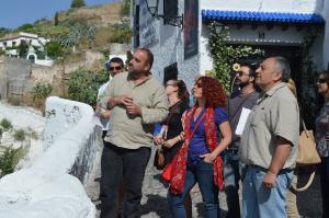 Puentedura, hoy en el Sacromonte, junto a miembros de su candidatura y vecinos. 