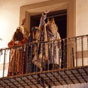 Los Reyes Magos saludan desde el balcón municipal en Baza. 