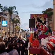La carroza del rey Gaspar reparte balones entre el público en Almuñécar.
