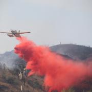 Impresionante imagen de la descarga de uno de los aviones en la zona del incendio. Foto: J.M.De Haro