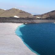 La nieve forma una 'playa' en la Laguna de las Yeguas.