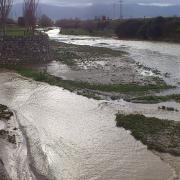 El río Beiro, a la izquierda, vierte sus aguas al Genil