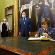 Rosario de la Torre firma en el libro de honor del Ayuntamiento de Granada.